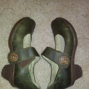 El Naturalista Moss Green Mary Jane Pumps